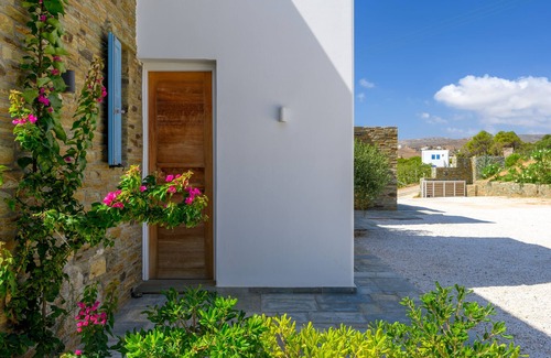 Mpatsi House | Beautiful 2-bedroom house "on the beach" with swimming pool