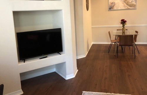 Golden Oak Apartment | Beautiful 2-bedroom unit 5 minutes from Disney!