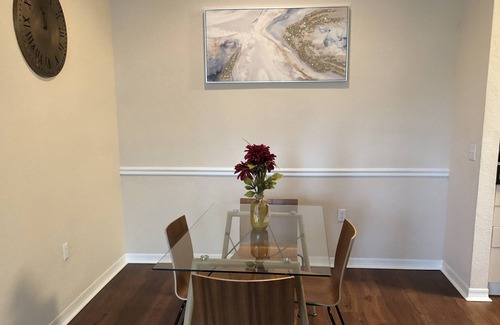 Golden Oak Apartment | Beautiful 2-bedroom unit 5 minutes from Disney!