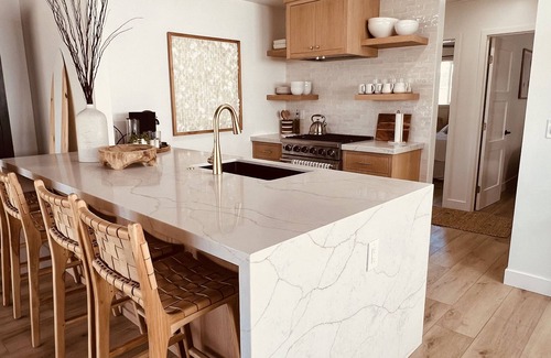 Peninsula Condo | Beautiful 2 Bedroom beach bungalow! Steps to the sand!