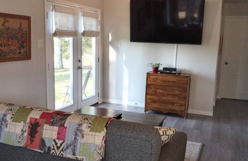 Coe Hill Cottage | Beautiful 2 Bedroom Waterfront Cottage