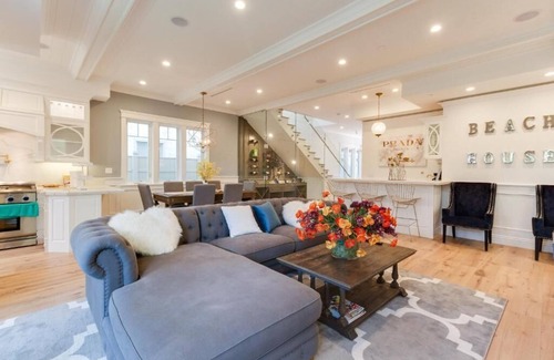 Naples House | Beautiful 2 Story Right by the Canals & Ocean View Belmont Shore With Spa