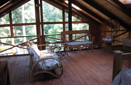 Crescent City House | Beautiful 2 story house on Smith River- Private Beach, Trails,& More!