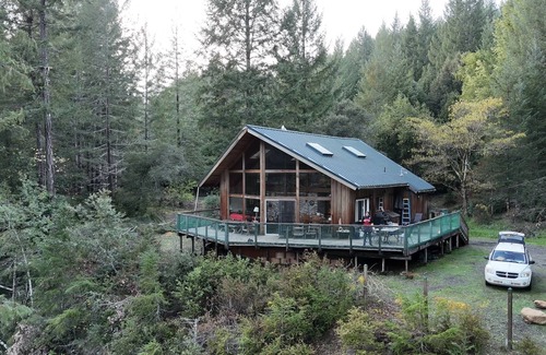 Crescent City House | Beautiful 2 story house on Smith River- Private Beach, Trails,& More!