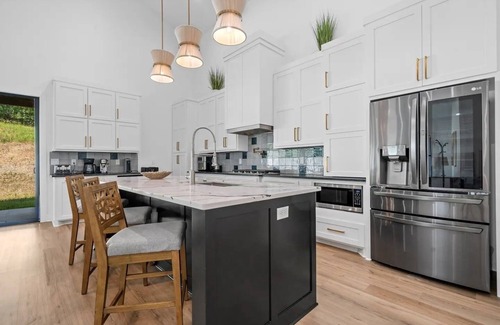 Mid America Cottage | Beautiful 2022 House 6 Minutes To Downtown and 10 Minutes to Oaklawn