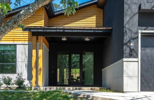 Mid America Cottage | Beautiful 2022 House 6 Minutes To Downtown and 10 Minutes to Oaklawn