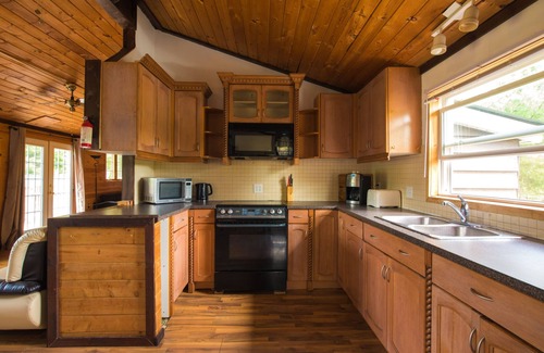 Minden Hills Cottage | Beautiful 3 Bdrm + Bunkie waterfront cottage near Gull Lake