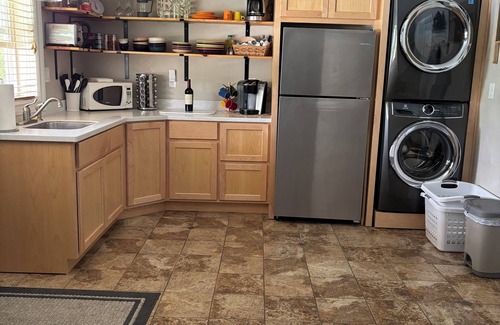 West Salem House | Beautiful 3 bed, 2 bath. Daylight Basement. Mountain & City View. Pool & Hot Tub
