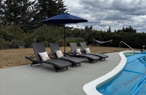 West Salem House | Beautiful 3 bed, 2 bath. Daylight Basement. Mountain & City View. Pool & Hot Tub