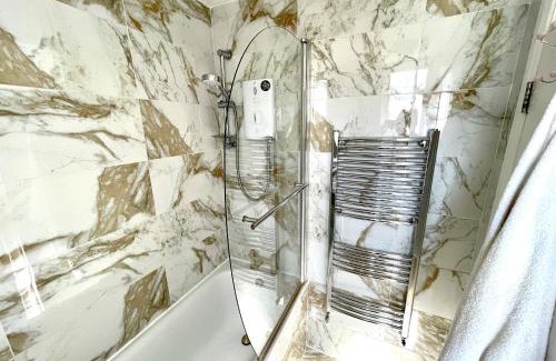 Swiss Cottage Apartment | Beautiful 3-bed apartment at Swiss Cottage