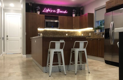 Croissant Park House | Beautiful 3 bedroom Townhome near Fort Lauderdale Beach, Airport, and Los Olas !