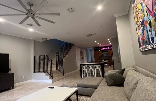 Croissant Park House | Beautiful 3 bedroom Townhome near Fort Lauderdale Beach, Airport, and Los Olas !