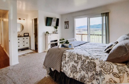 Upper Lake House | Beautiful 3 Bedroom 2 Bath house in an ideal location
