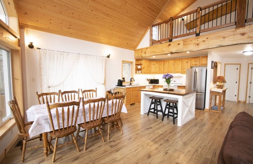 Muskoka Lakes Cottage | Beautiful 3 bedroom chalet like cottage on Lake Muskoka: family friendly