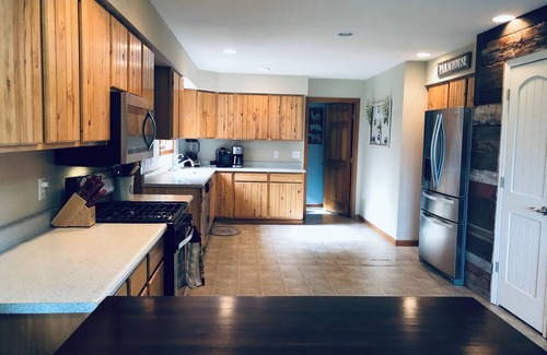 Oshkosh House | Beautiful 3-bedroom country house with WiFi, AC, pool, 3 miles west of EAA