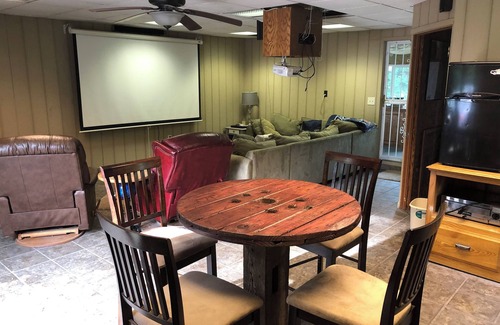 Oshkosh House | Beautiful 3-bedroom country house with WiFi, AC, pool, 3 miles west of EAA