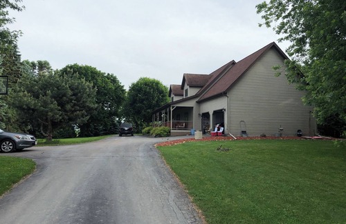 Oshkosh House | Beautiful 3-bedroom country house with WiFi, AC, pool, 3 miles west of EAA