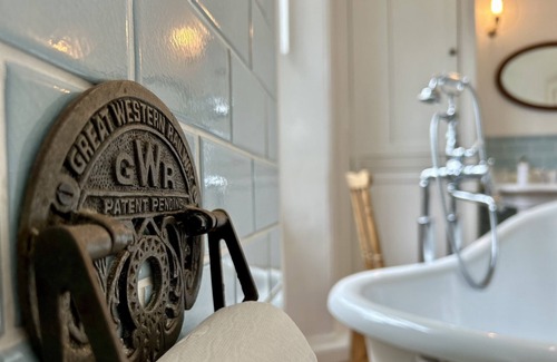 Flushing House | Beautiful 3-bedroom, pet-friendly cottage in Flushing with parking