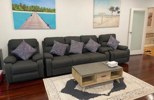 Royal Park House | Beautiful 3 Bedrooms BNB between Airport and Sea