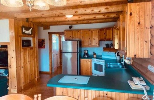 Morell Cottage | Beautiful 3 Br Log Cabin Close to White Sand Beach