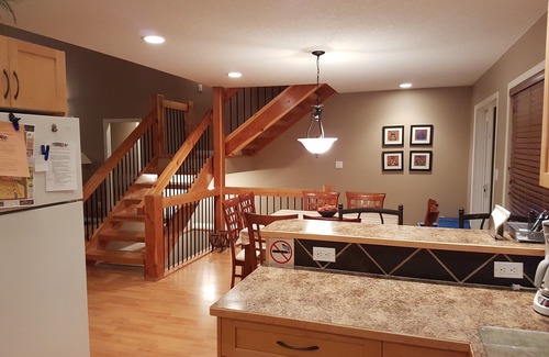 East Kootenay House | Beautiful 3 bedrm cottage in scenic Radium, BC. Airbnb 4.9 star over 97 reviews.