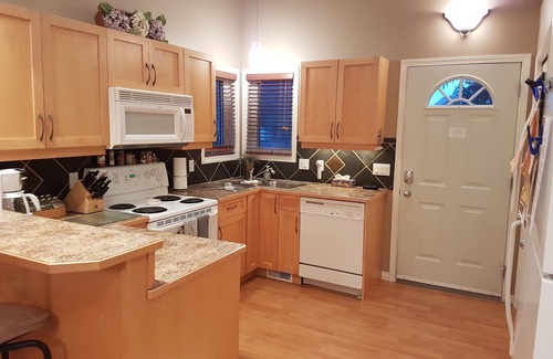 East Kootenay House | Beautiful 3 bedrm cottage in scenic Radium, BC. Airbnb 4.9 star over 97 reviews.