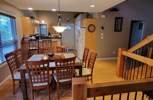 East Kootenay House | Beautiful 3 bedrm cottage in scenic Radium, BC. Airbnb 4.9 star over 97 reviews.