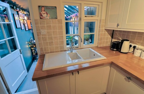 Burnham-on-Crouch Cottage | Beautiful 3-Bed Cottage in Burnham-on-Crouch