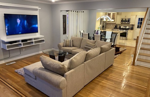 Williamsbridge House | Beautiful 3 level home free parking and self check in