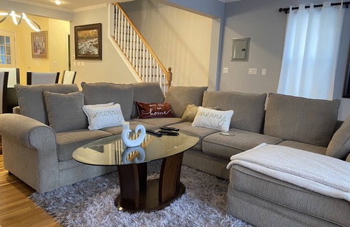Williamsbridge House | Beautiful 3 level home free parking and self check in