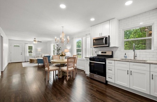 Kennesaw House | Beautiful 3BR/2Bath home with porch swing! WiFi and office space