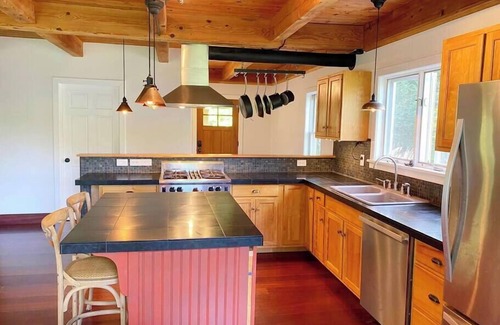 Moscow House | Beautiful 4 Bed Home in a Tranquil, Ideal Setting