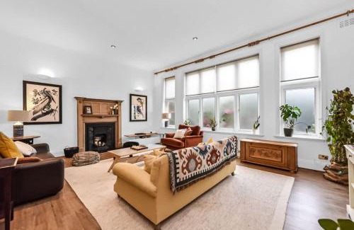 Frognal and Fitzjohns House | Beautiful 4 bed in Hampstead with Garden & Parking