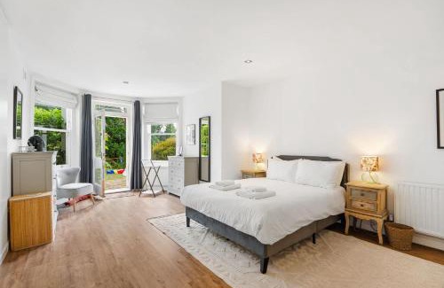 Frognal and Fitzjohns House | Beautiful 4 bed in Hampstead with Garden & Parking