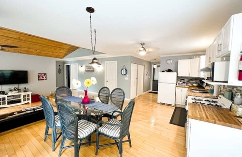 Head Lake Cottage | Beautiful 4 bedroom cottage with a Sauna!