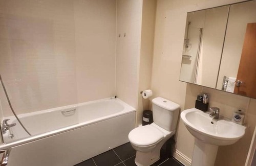 West Thurrock House | Beautiful 4 Bedroom Home With Parking by Lakeside