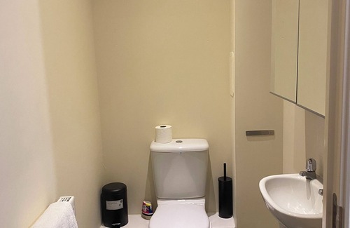 West Thurrock House | Beautiful 4 Bedroom Home With Parking by Lakeside