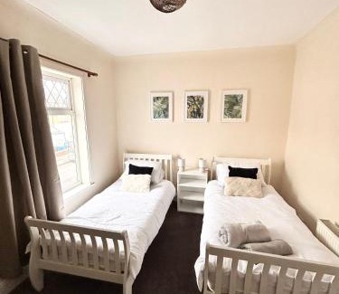 Hull House | Beautiful 4 bedroom property with 5G WI-FI and smart tv