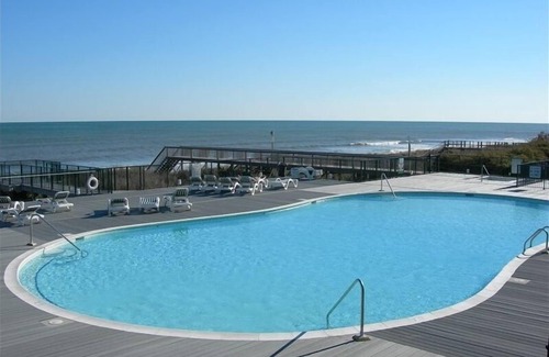 Ocean Isle Beach Condo | Beautiful 4 BR Oib Condo with Beachfront Pool!