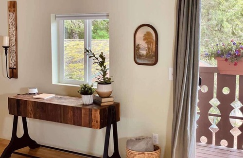 Port Angeles Ski Chalet | Beautiful 4 Person Suite - Olympic National Park