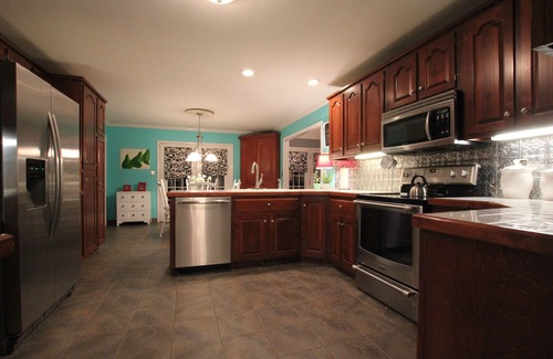 Clarksville House | Beautiful 4000 Sq Feet White Plantation Home With Wrap Around Porch
