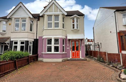 Southend-on-Sea House | Beautiful 5 bed house, relaxing garden and driveway parking 10 min to the beach