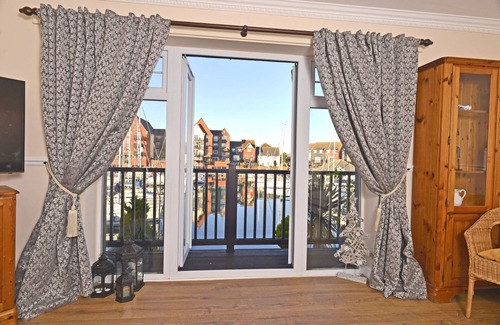 Eastbourne House | Beautiful 5-bedroom home on the waters edge of Sovereign Harbour