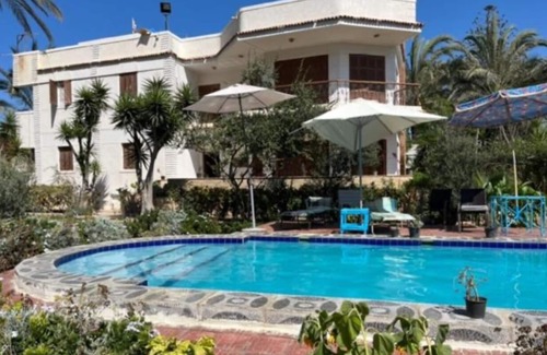 Al-'Amriyah Villa | Beautiful 5-bedroom villa in Abu Talat with AC and private swimming pool.