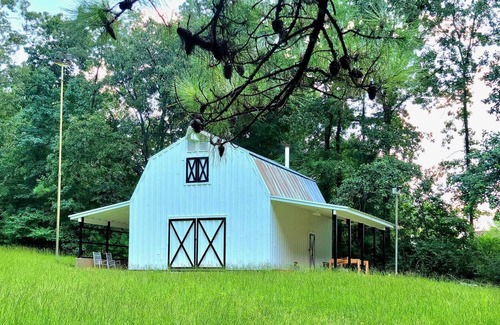 Conyers Villa | Beautiful 5-bedroom Villa on 28 Acres with barn