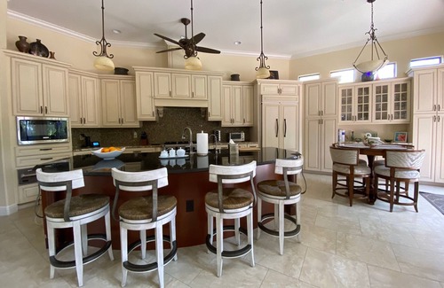 Vamo House | Beautiful 5BR Pool House in a Gated Waterfront Community minutes to beach