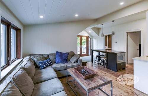 Muskoka Lakes Cottage | Beautiful 6 bed, 3 bath on Lake Muskoka, All Season! Sun all Day! Sand Beach!