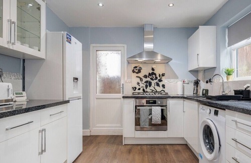 Luton House | Beautiful 6 bed home / ample parking & pool table