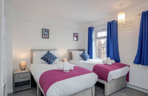 Luton House | Beautiful 6 bed home / ample parking & pool table