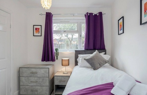 Luton House | Beautiful 6 bed home / ample parking & pool table